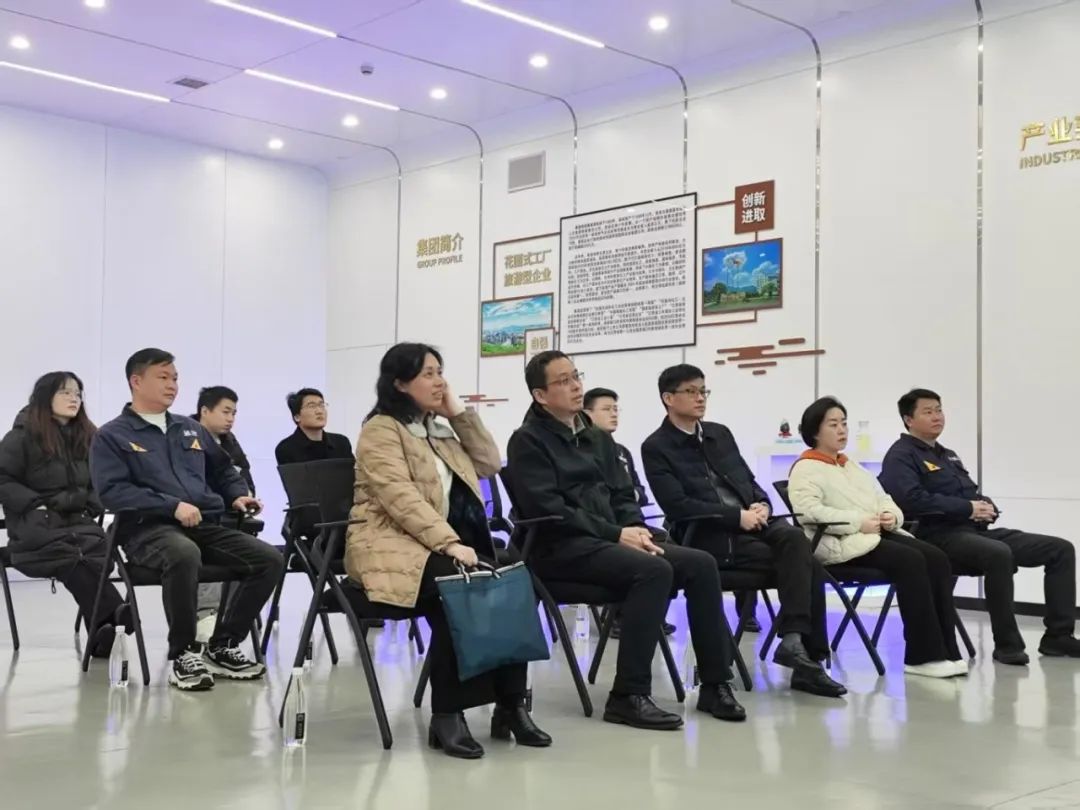 圖2 觀看企業宣傳片（集團總部 劉微微攝）.jpg