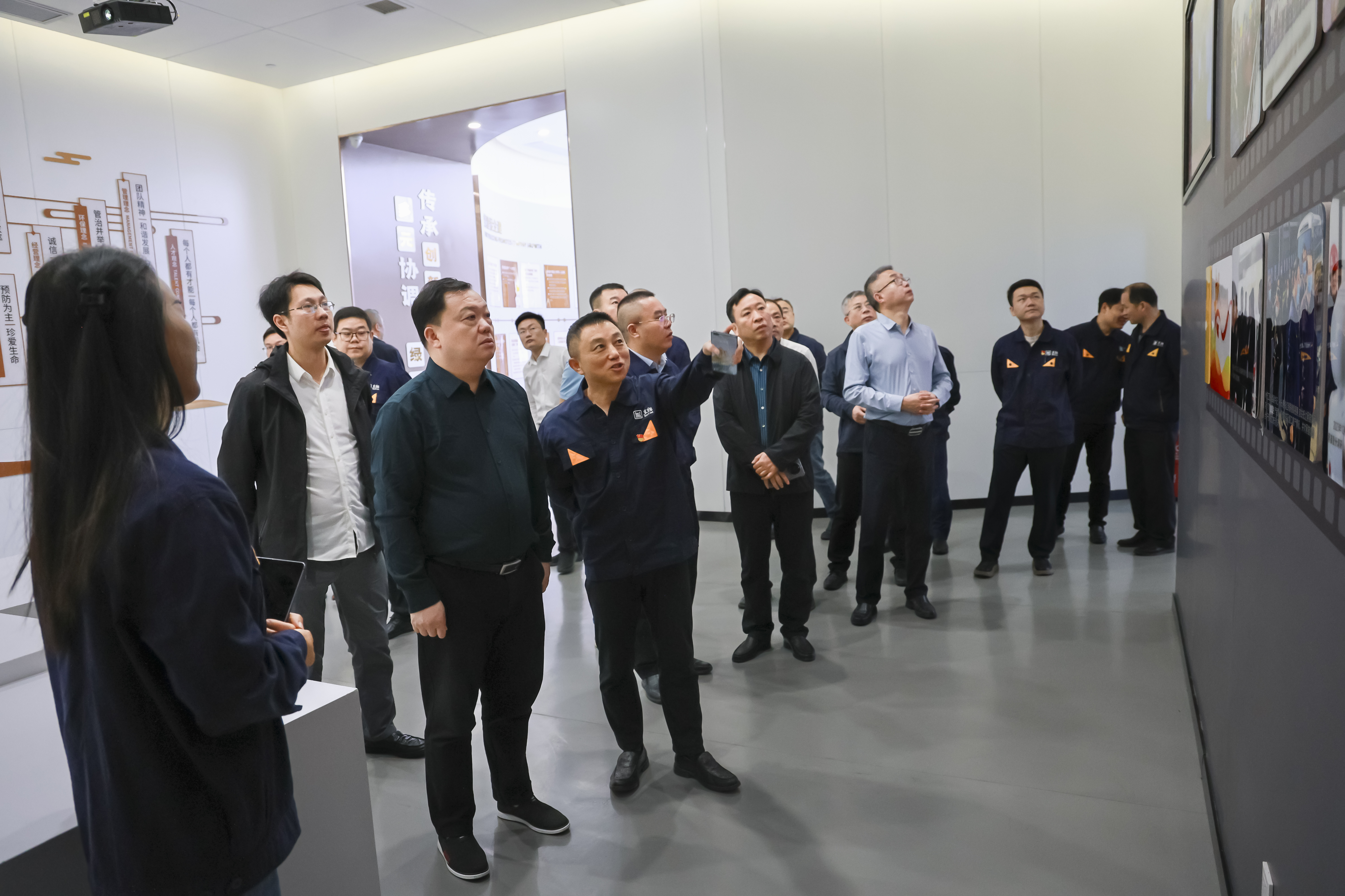 參觀展廳.jpg 參觀展廳.jpg