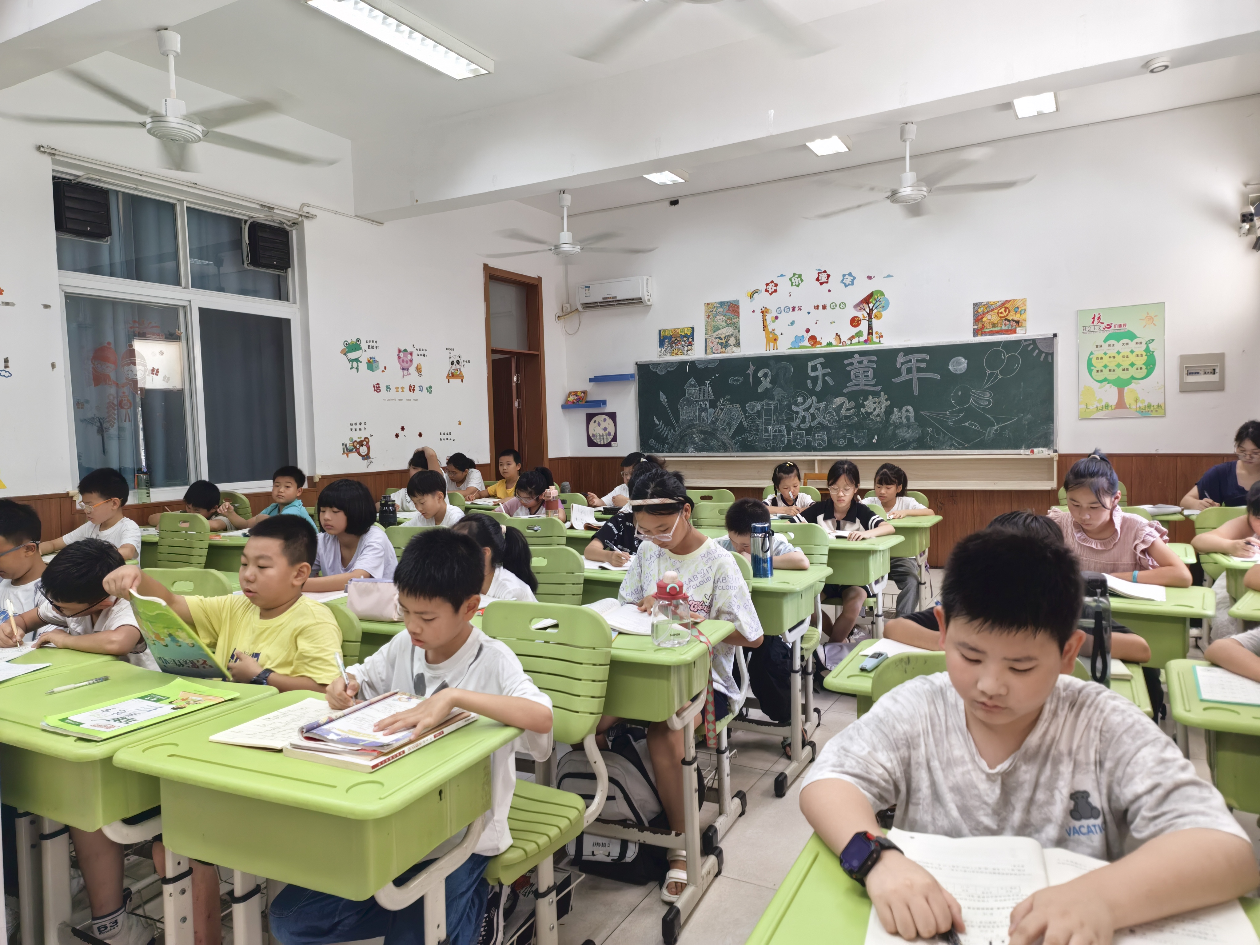 全托班小朋友認(rèn)真學(xué)習(xí).jpg 全托班小朋友認(rèn)真學(xué)習(xí).jpg